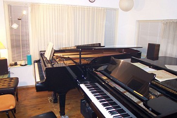 De werkkamer met de 2 Steinways